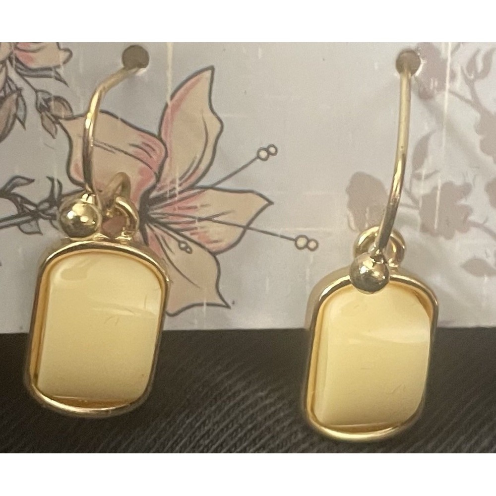 Vintage Mother Of Pearl Gold Tone Dangle Earrings